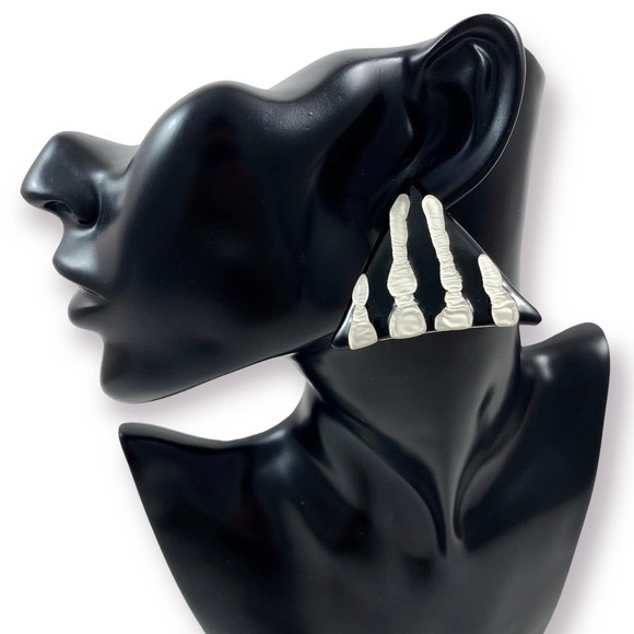 Vintage large triangular black and white pinstripe enamel earrings - Picture 6 of 11